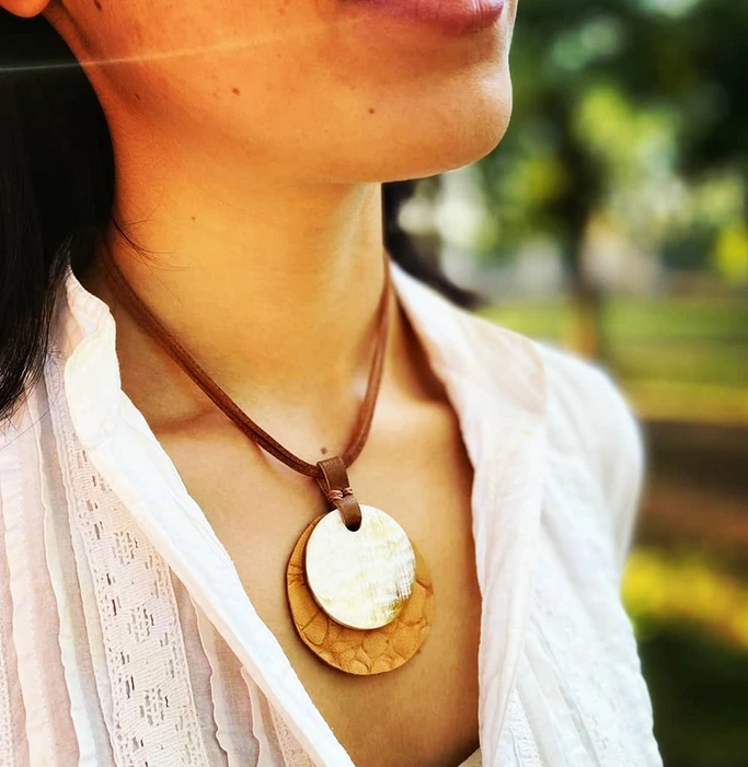 Mujer con collar
