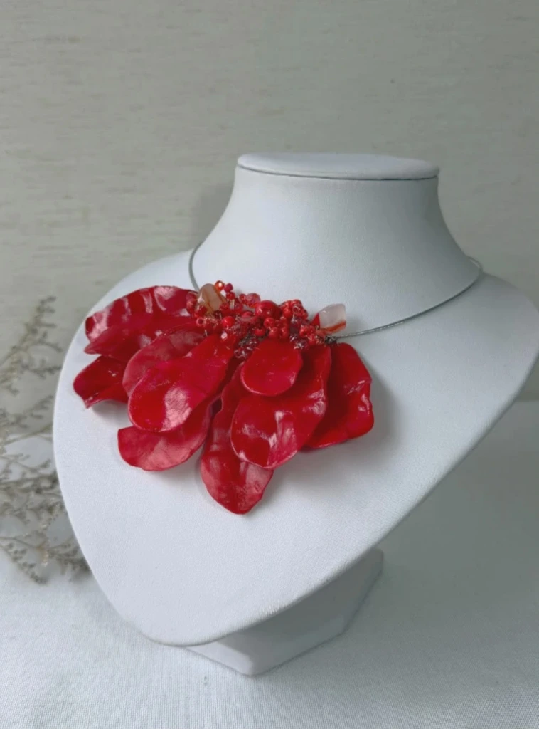 Collar de fiesta rojo