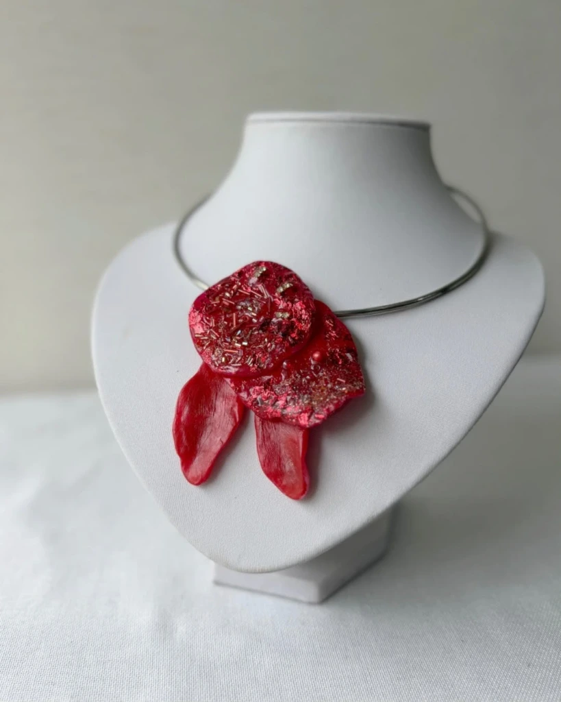 Collar de fiesta rojo