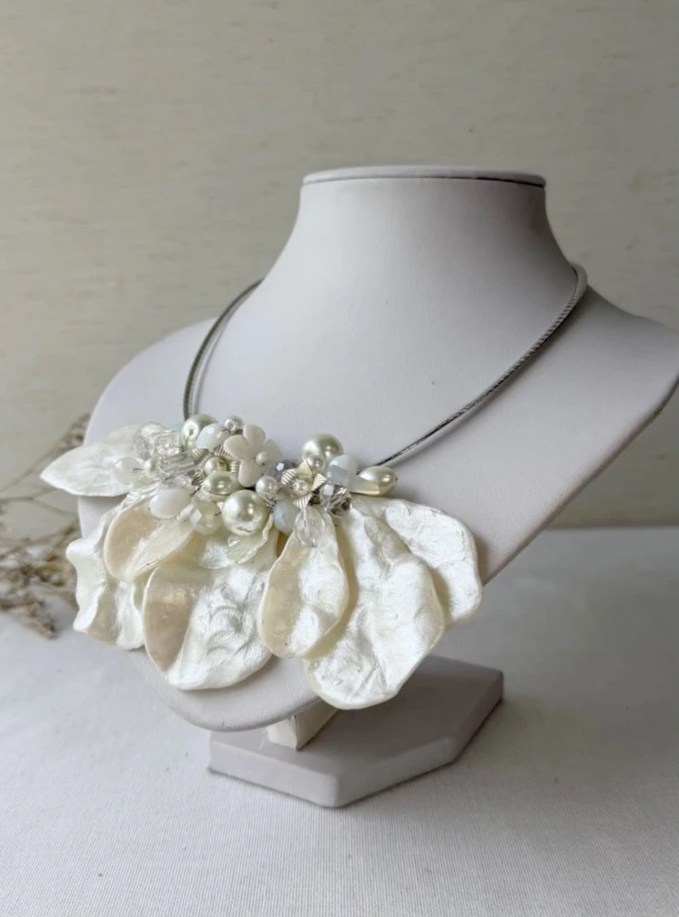 Collar de fiesta blanco