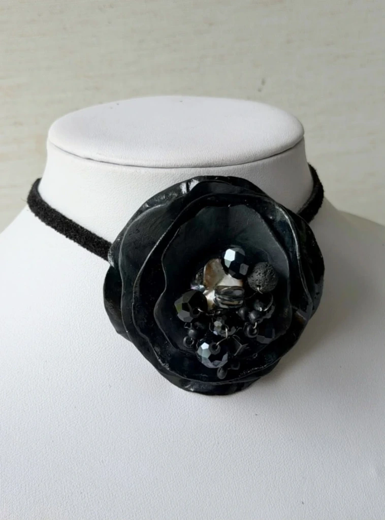 Collar de fiesta negro