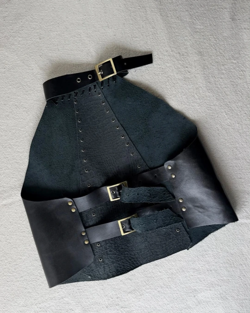 Top Aura - Cuero Negro y Dorado